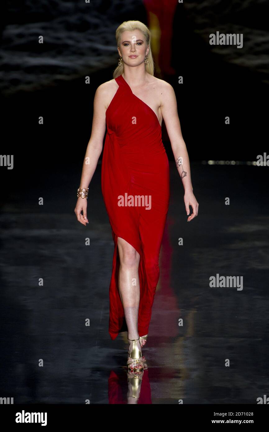 Irlande Baldwin sur la passerelle au Go Red for Women: The Heart Truth Red Dress Collection défilé de mode, tenu au Lincoln Center à New York, dans le cadre de la Mercedes Benz New York Fashion week F/W 2014. Banque D'Images