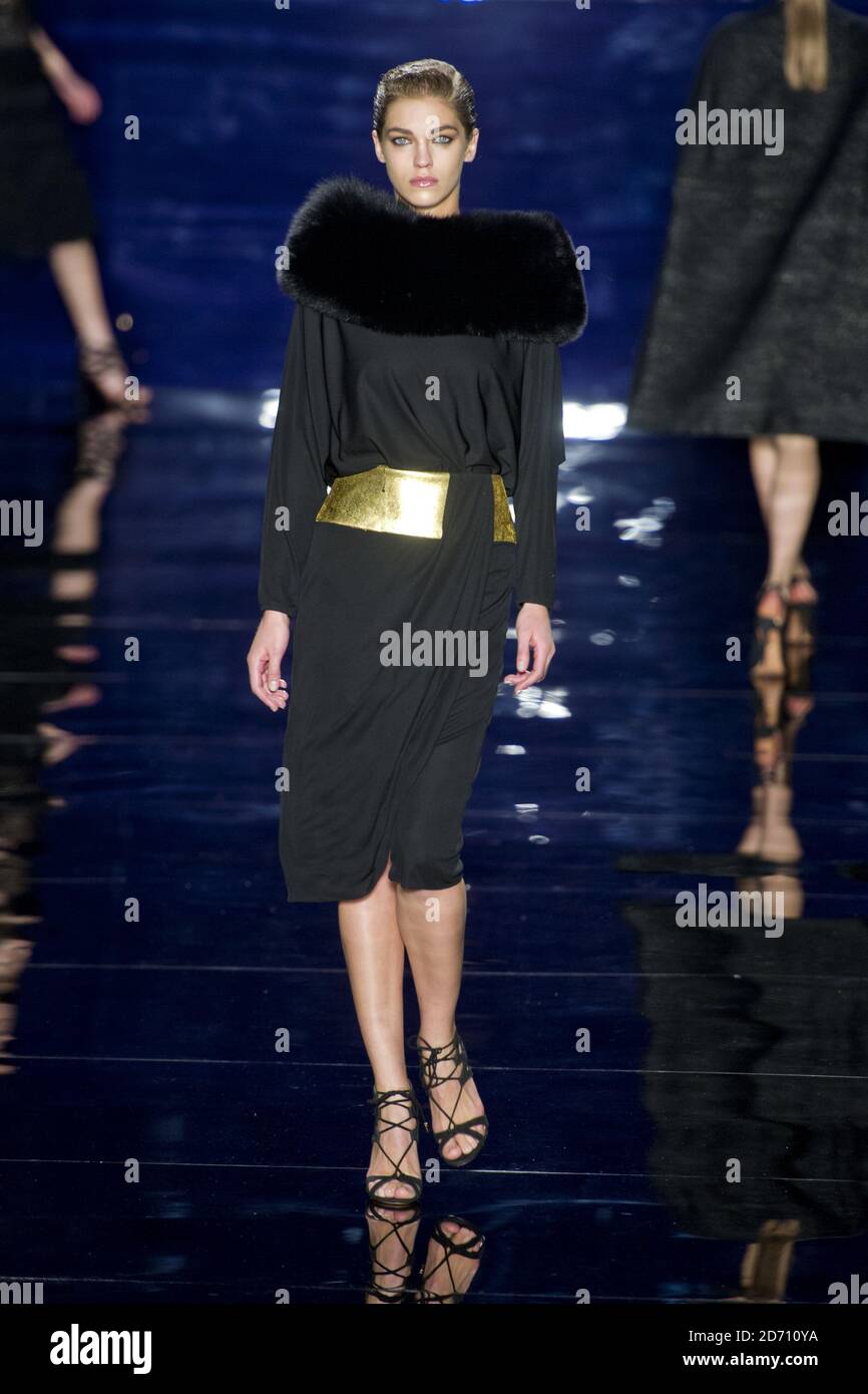 Un modèle sur la passerelle pendant le Reem Acra défilé de mode, tenu au Lincoln Center à New York, pendant Mercedes Benz New York Fashion week F/W 2014. Banque D'Images