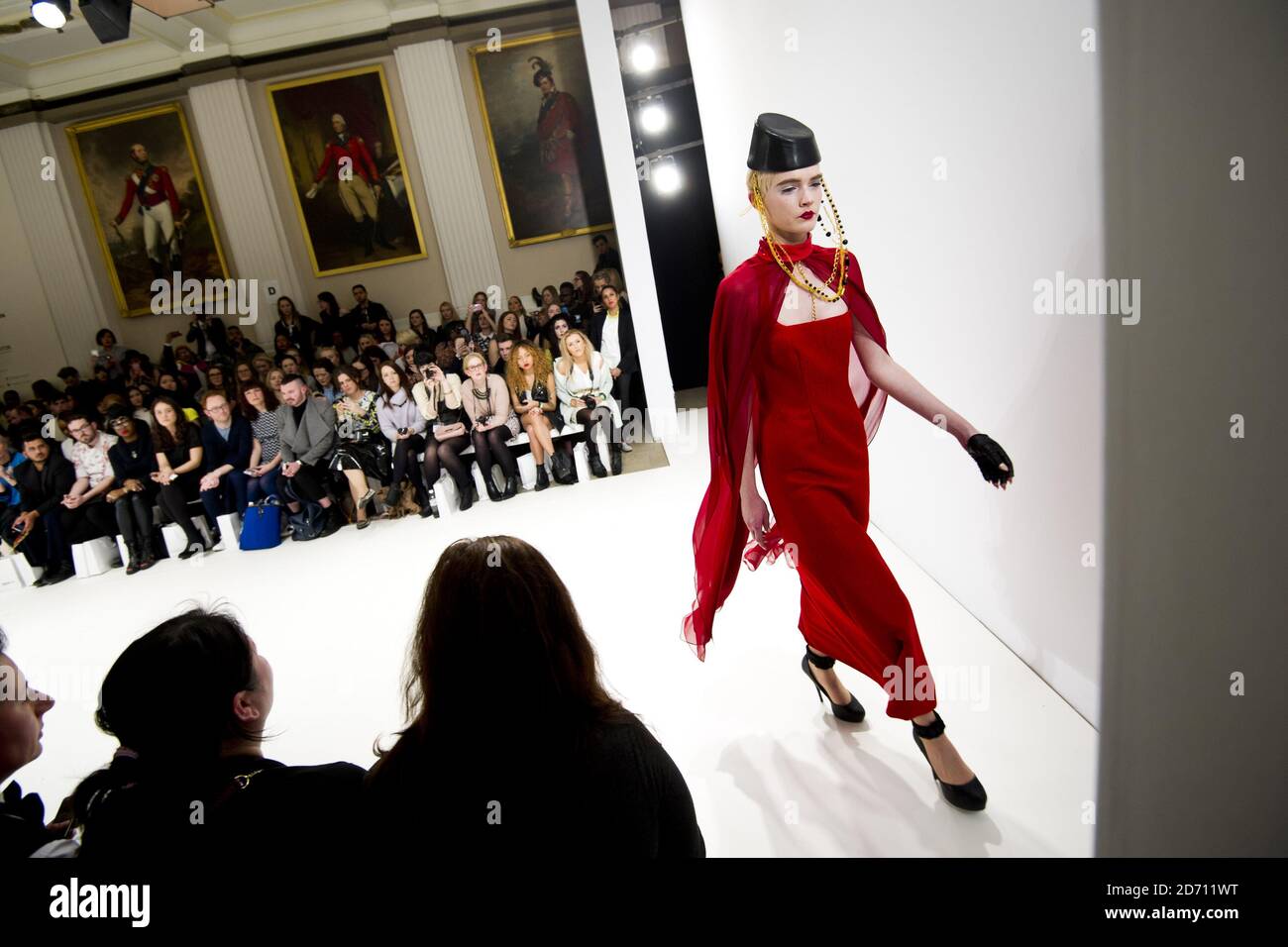 Modèles sur la passerelle du défilé de mode Belle sauvage, sur le site du Fashion Scout, au Freemasons Hall, dans le cadre de la Fashion week de Londres 2014 Banque D'Images