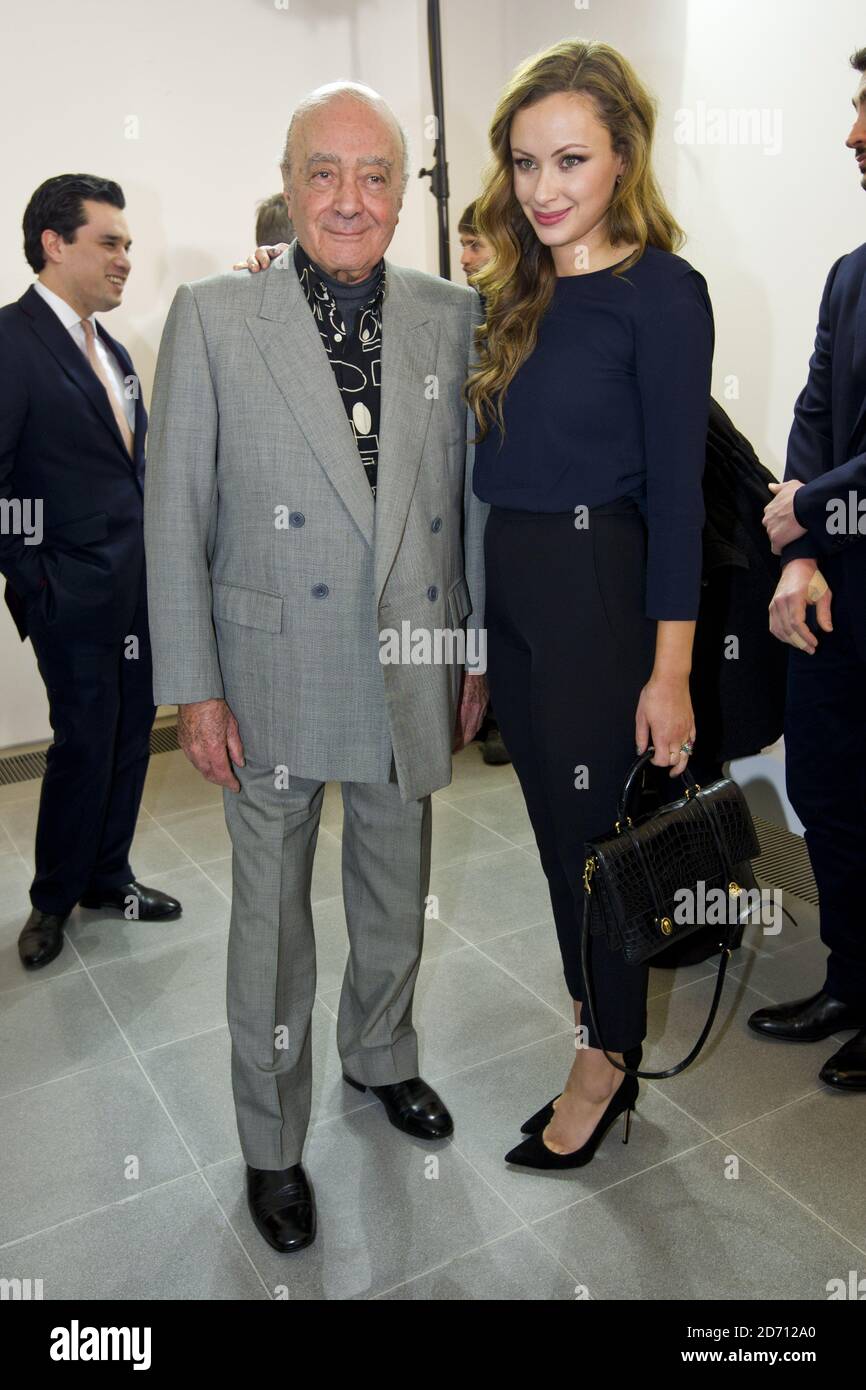 Mohamed Al Fayed et sa fille Camilla assistent au défilé de mode Issa, qui s'est tenu à la Serpentine Gallery dans le cadre de la London Fashion week. Banque D'Images