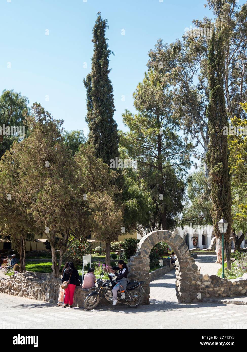 La Plaza. Petite ville de Cachi dans la région de Valles Calchaquies, province de Salta. Amérique du Sud, Argentine, novembre Banque D'Images