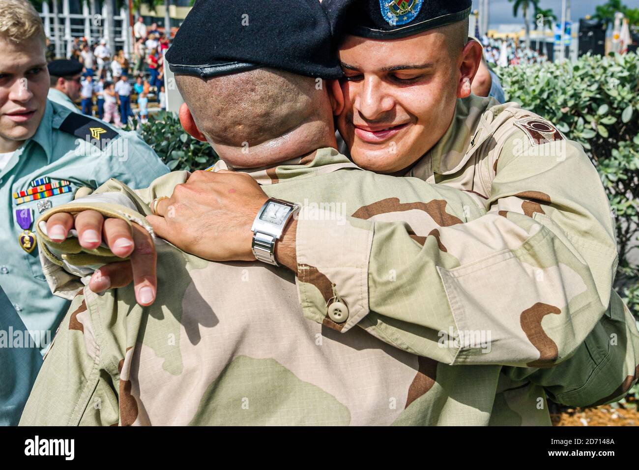 Miami Florida,Biscayne Boulevard Bayfront Park,Veterans Day Parade Ceremonies,soldats embrassant hommes homme uniforme hommes uniformes Irak anciens combattants, Banque D'Images
