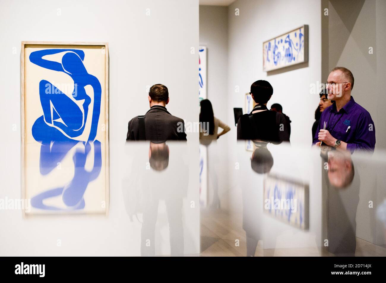 Les visiteurs assistent à l'avant-première d'Henri Matisse: The Cut-outs, au Tate Modern de Londres. L'exposition des œuvres tardives de Matisse se déroulera du 14 avril au 7 septembre 2014. Banque D'Images Les visiteurs assistent à l'avant-première d'Henri Matisse: The Cut-outs, au Tate Modern de Londres. L'exposition des œuvres tardives de Matisse se déroulera du 14 avril au 7 septembre 2014. Banque D'Images