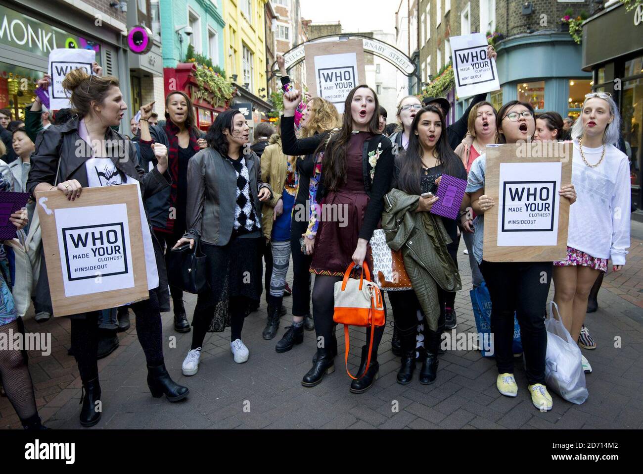 Des étudiants de mode de tout Londres, ainsi que des marques éthiques et du commerce équitable, dont Pants to Poverty, ont manifesté à Carnaby Street, dans le centre de Londres, pour le Fashion Revolution Day. À l'occasion du premier anniversaire de la catastrophe de Rana Plaza Factory, la campagne appelle à une plus grande transparence dans l'industrie mondiale de la mode. Banque D'Images