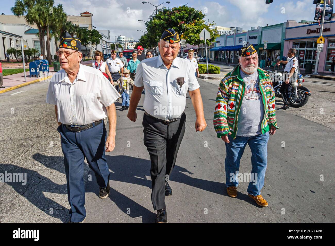 Miami Beach Florida,Washington Avenue Veterans' Day Parade membres VFW seniors homme hommes marche, Banque D'Images