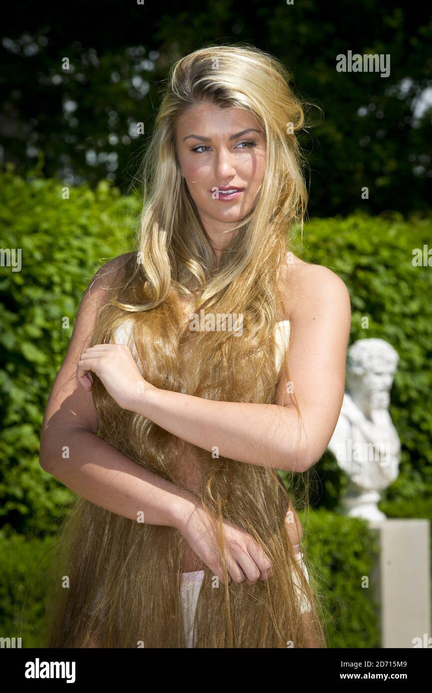 Amy Willerton recrée la « naissance de Vénus » de Botticelli dans le BrandAlley Renaissance Garden, au RHS Chelsea Flower Show 2014 à l'ouest de Londres. Banque D'Images