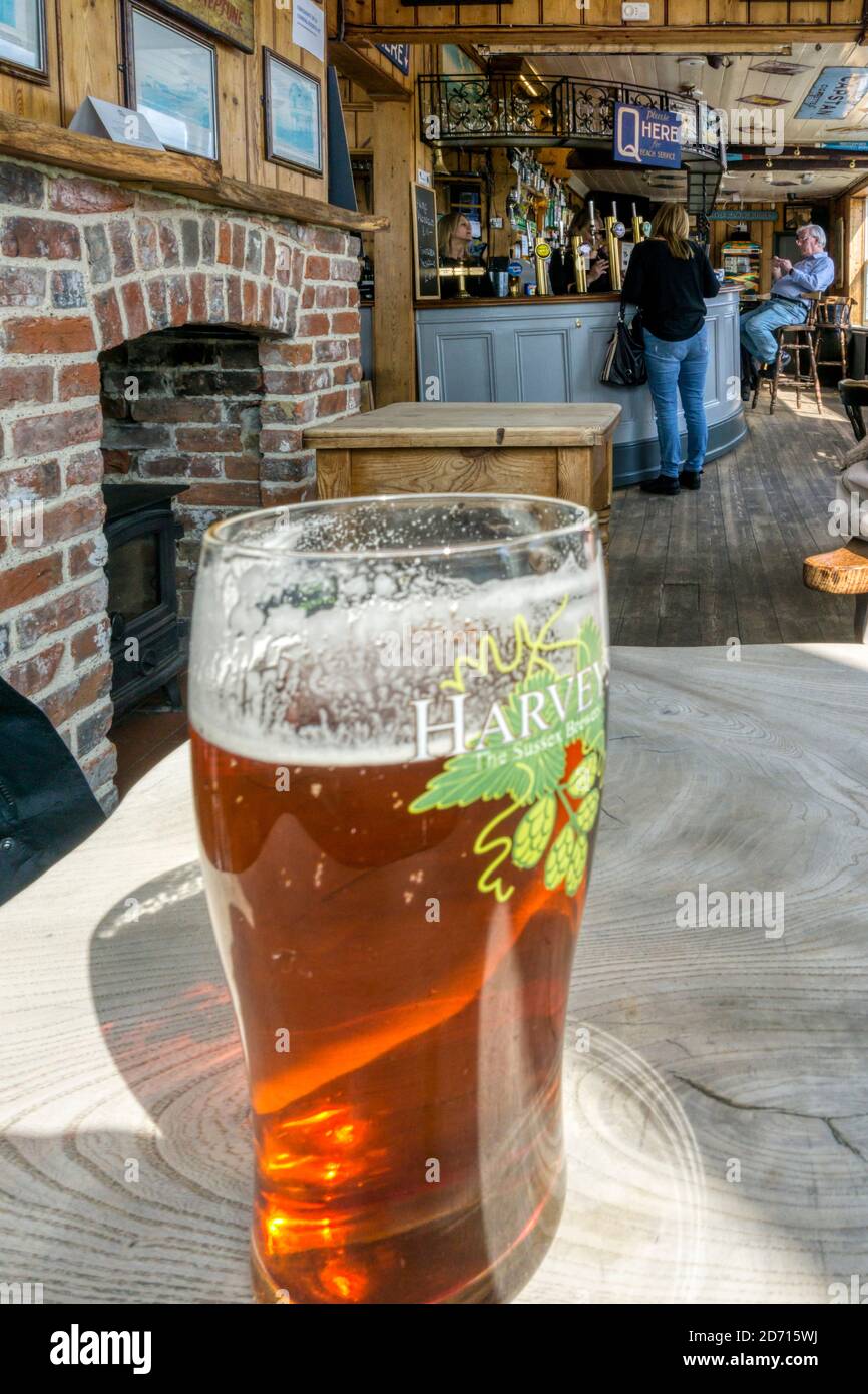 Une pinte de bière Harveys dans le bar du pub Old Neptune, Whitstable. Banque D'Images