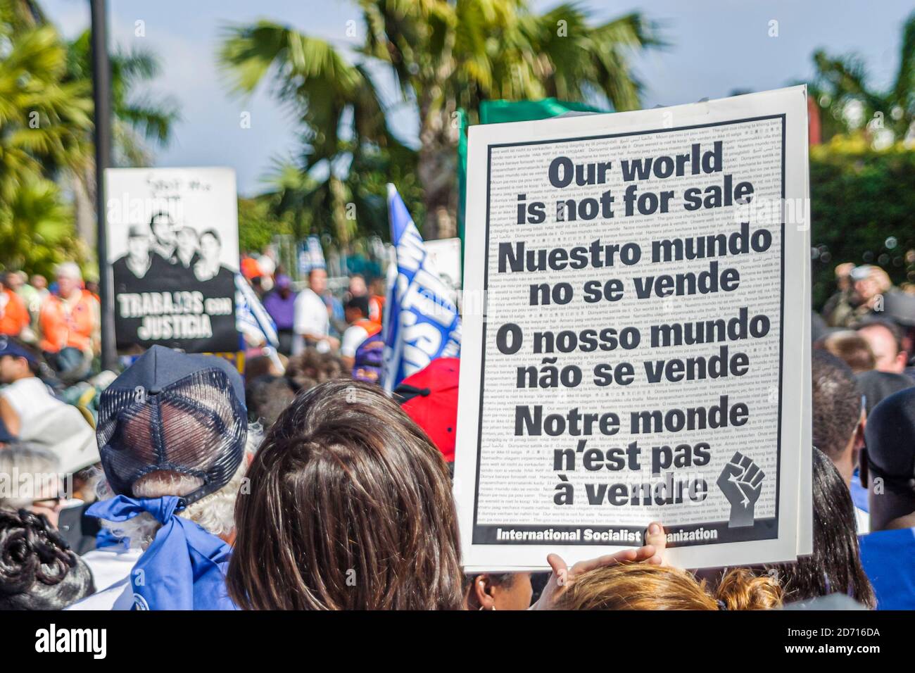 Miami Florida,Biscayne Boulevard,zone de libre-échange des Américains Summit ZLEA manifestations,protestant tenant affiche plusieurs langues English Span Banque D'Images
