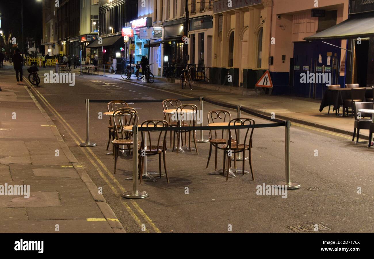 Tables de restaurant vides sur Frith Street, Soho, la nuit. De nouvelles règles de couvre-feu et de distance sociale signifient que les bars et les restaurants de Londres doivent fermer tôt, et beaucoup d'entre eux ont déjà fermé avant 9 heures. Banque D'Images