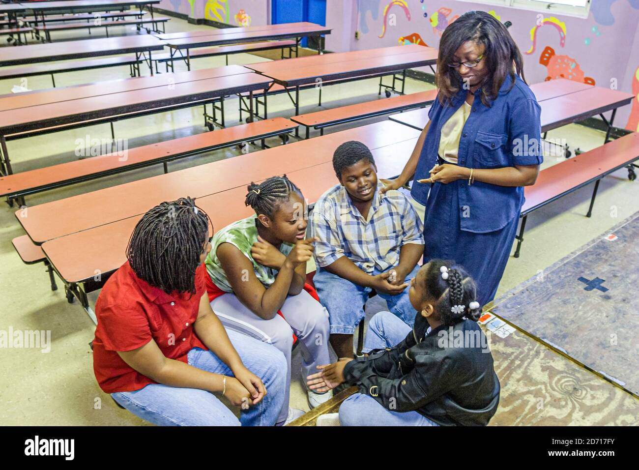 Florida,Miami Little Haiti Edison Park Elementary School,Black enseignant conseiller élèves rencontrer, parle garçon fille, Banque D'Images