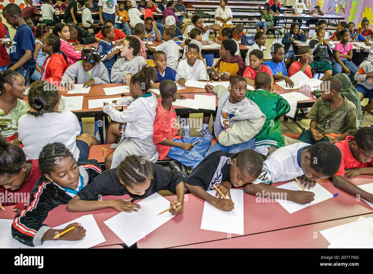 Miami Florida,Little Haiti Edison Park Elementary School,étudiant élèves écriture,garçon garçons fille filles enfants Noir, Banque D'Images