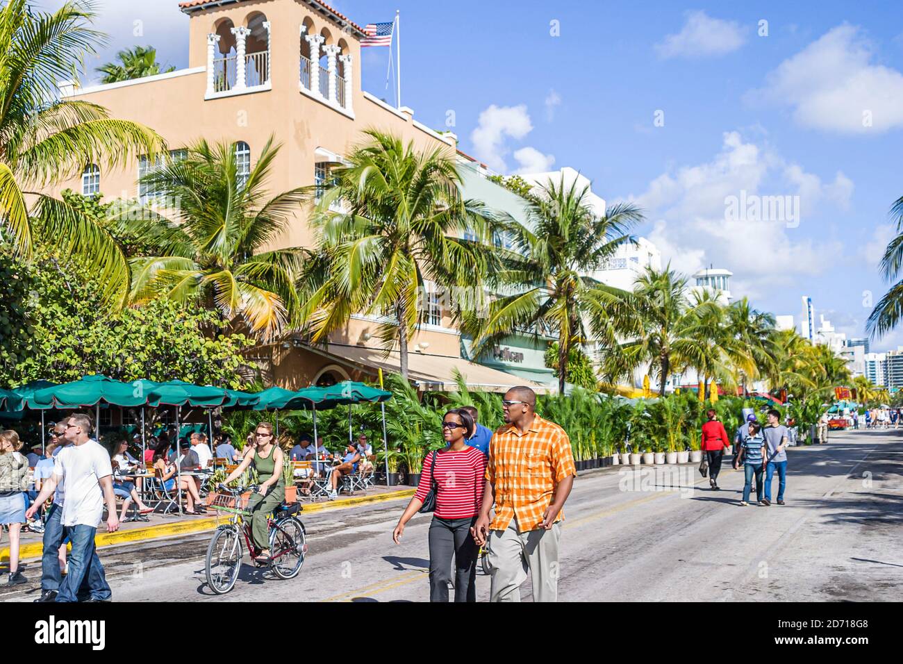 Miami Beach Florida,South Beach,Ocean Drive,Black African American man femme homme couple femelle,marche à pied promenade, Banque D'Images