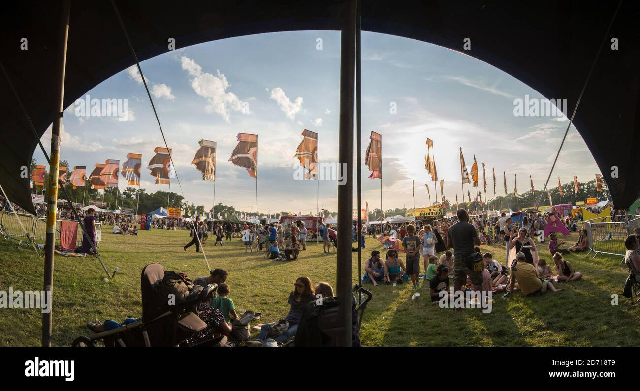 Ambiance au festival Womad, à Charlton Park, Wiltshire. Note aux éditeurs : il s'agit d'une image panoramique composite. Banque D'Images