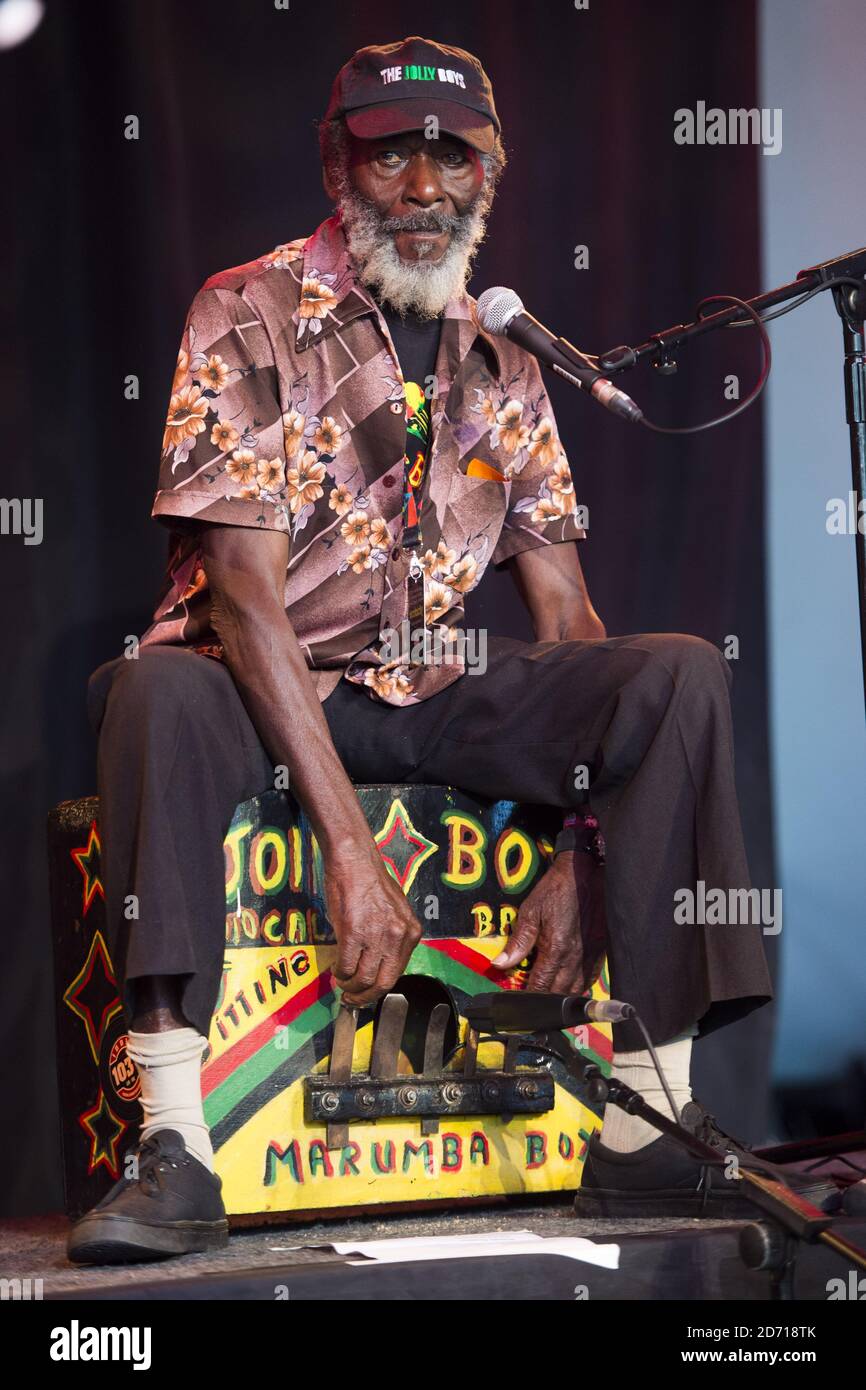 Derrick Henry des Jolly Boys se présentant au festival Womad, à Charlton Park, dans le Wiltshire. Banque D'Images