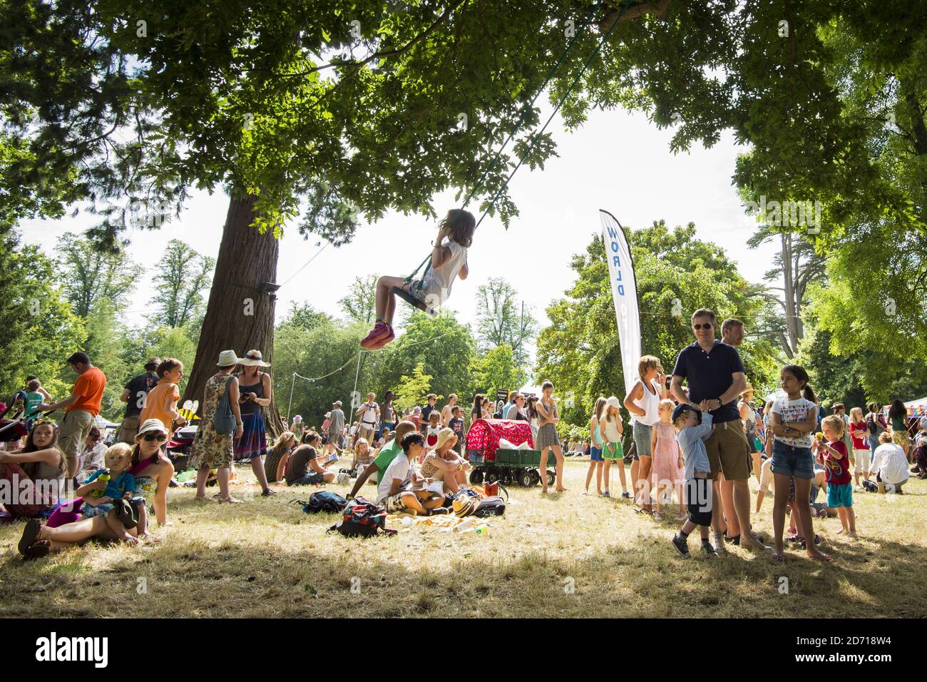 Temps ensoleillé au festival Womad, à Charlton Park, Wiltshire. Note aux éditeurs : il s'agit d'une image panoramique composite. Banque D'Images