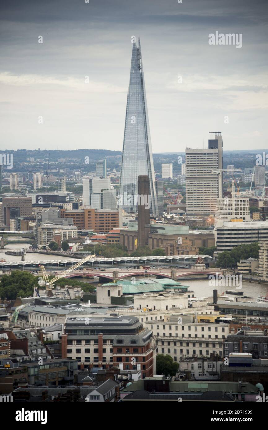 Vue générale sur les gratte-ciel de Londres, y compris le Shard et la Tamise, depuis Paramount au sommet de Centre point à Londres. Banque D'Images