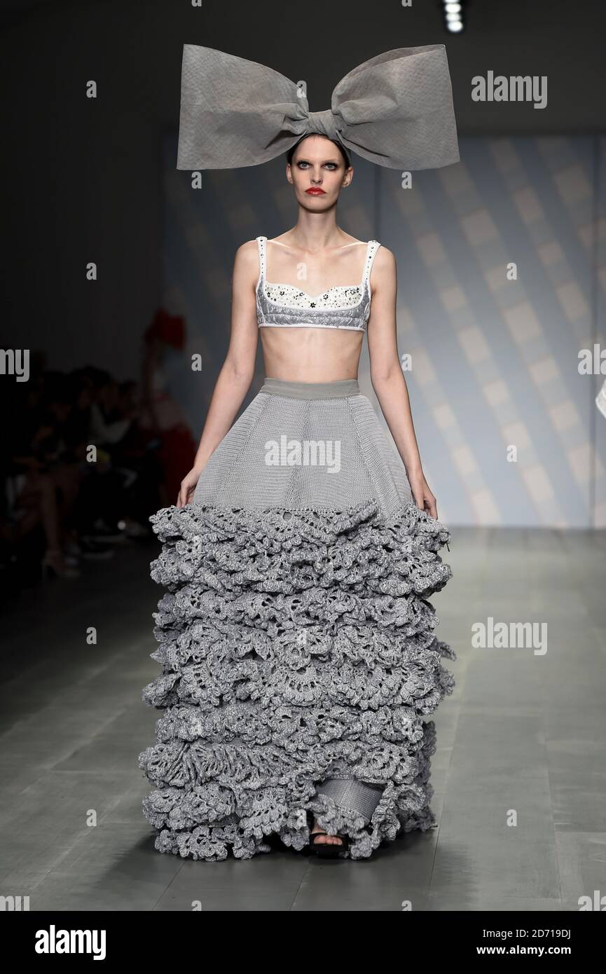 Un modèle sur la passerelle du défilé de mode de Sibling, qui s'est tenu au Banking Hall dans le cadre de la semaine de la mode de Londres Banque D'Images