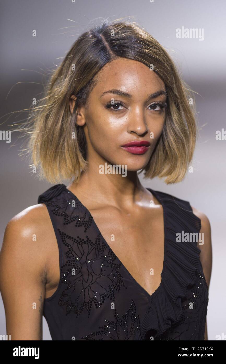 Jourdan Dunn sur la passerelle du salon de la mode Topshop qui s