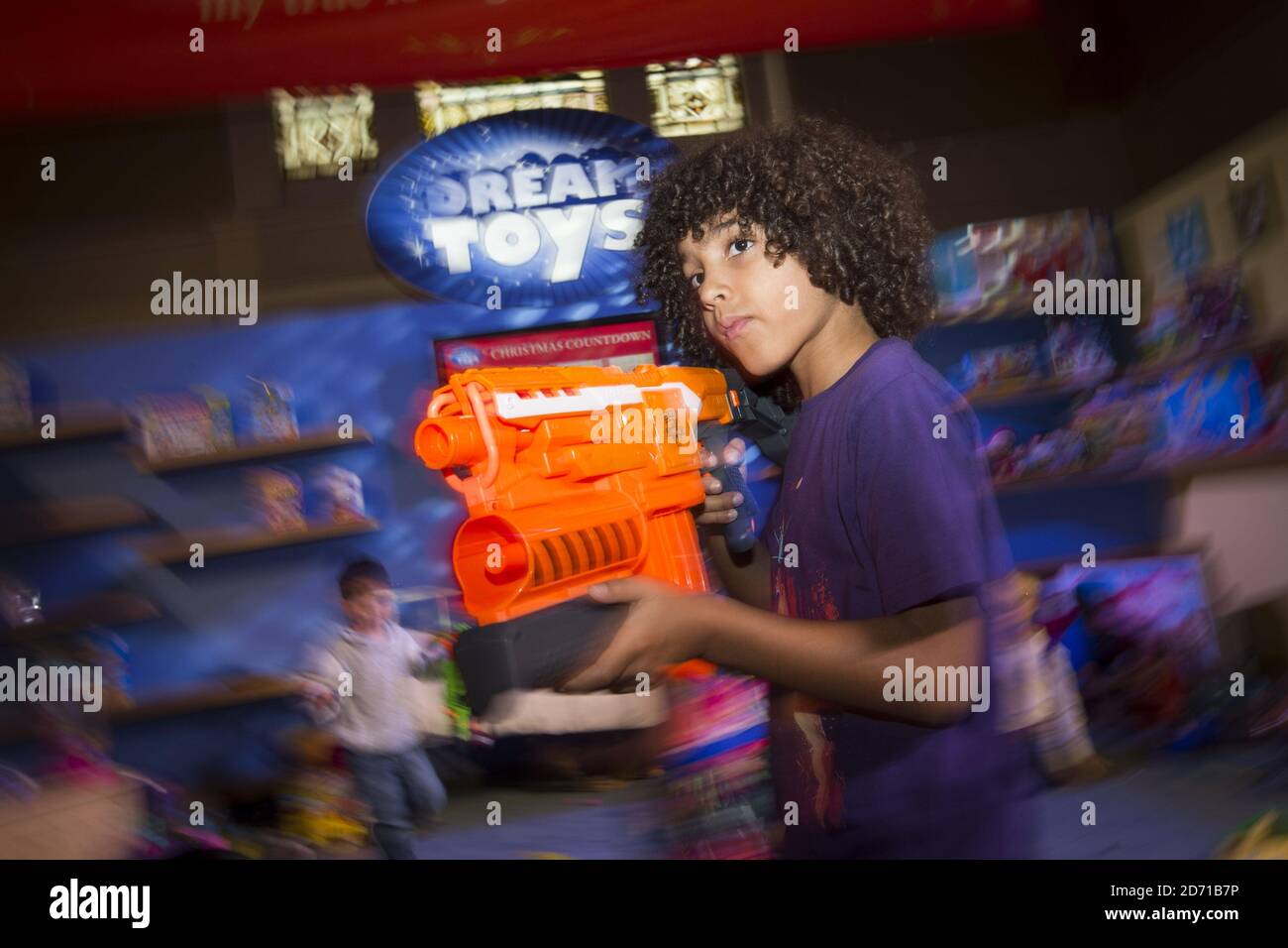 Luca, 9 ans, joue avec un nerf Gun au Dream Toys 2014 à Marylebone Londres. Banque D'Images