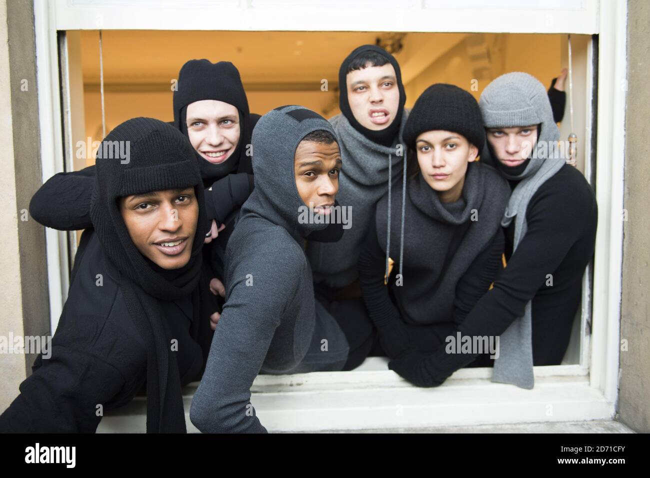 Modèles portant des dessins de Maxwell Osborne et Dao-yi Chow de la marque de mode "public School", vainqueur de la finale internationale de vêtements pour hommes du Prix Woolmark, tenue à Somerset House dans le cadre de Londres Collections: Men 2015 Banque D'Images