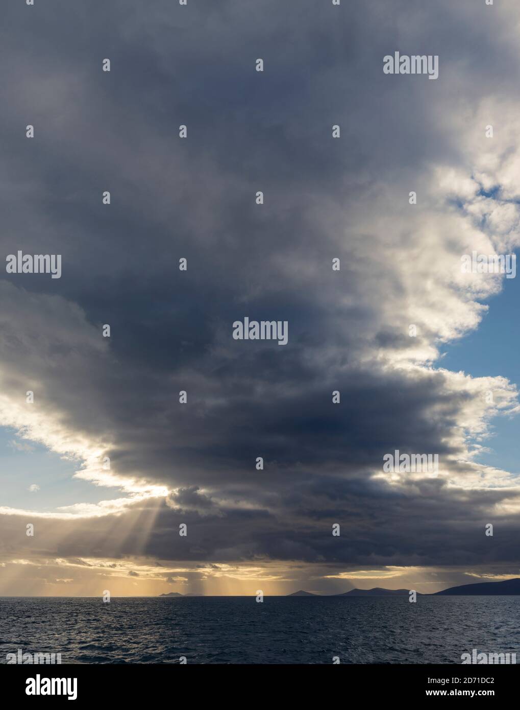 Les îles des Malouines de l'Ouest vues de la mer avec des nuages dramatiques. Saunders Island, Keppel Island et Pebble Island. Amérique du Sud, Falkland I Banque D'Images