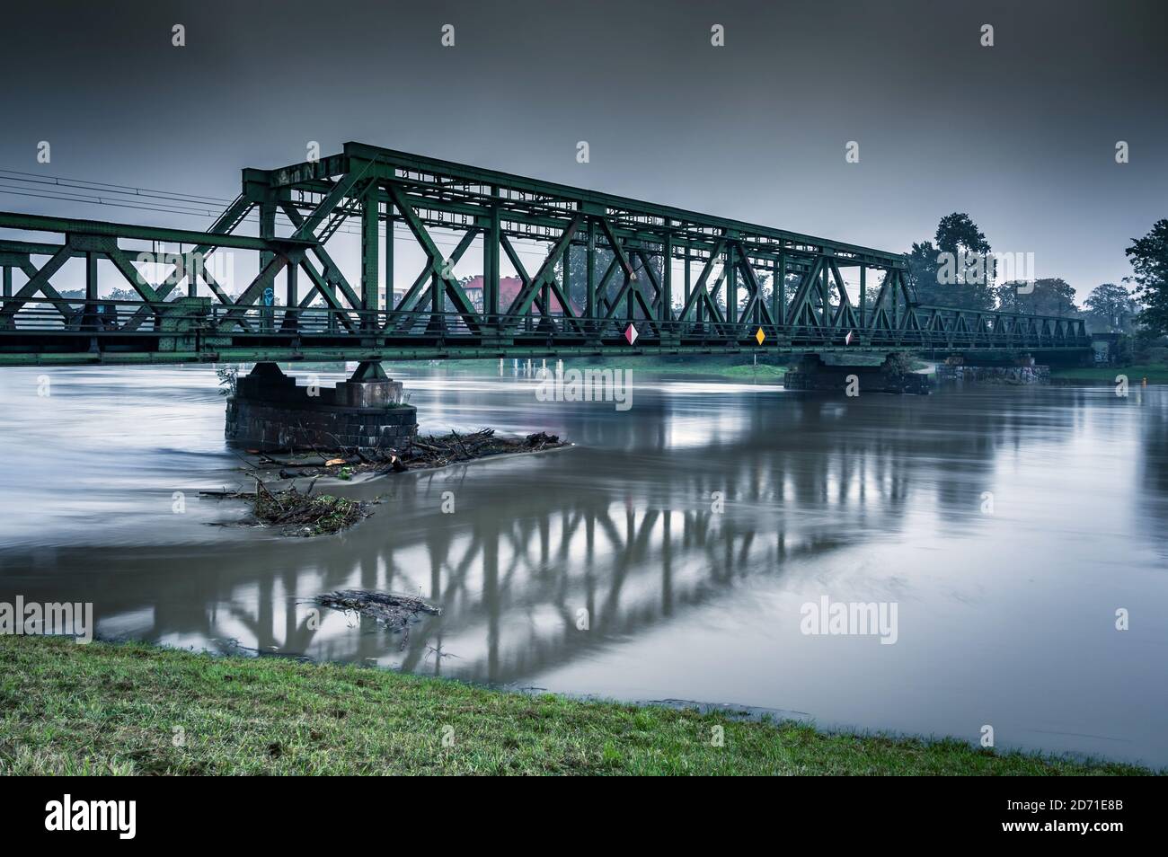 Pont ferroviaire au-dessus de la rivière Odra à Opole, en Pologne Banque D'Images