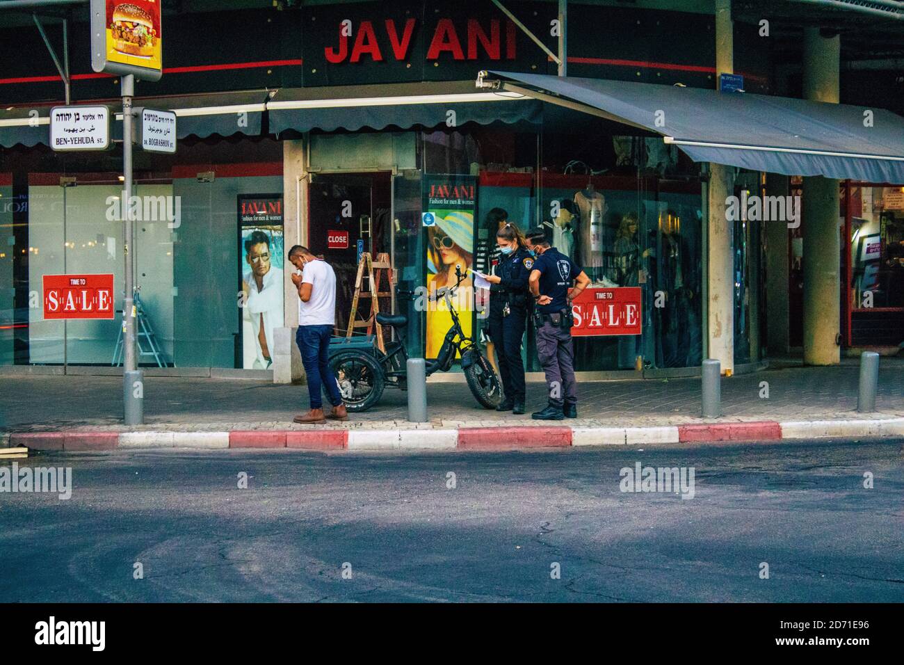 Tel Aviv Israël 19 octobre 2020 vue d'un point de contrôle de la police nationale israélienne dans les rues de tel Aviv afin de contenir la propagation de la Corona Banque D'Images