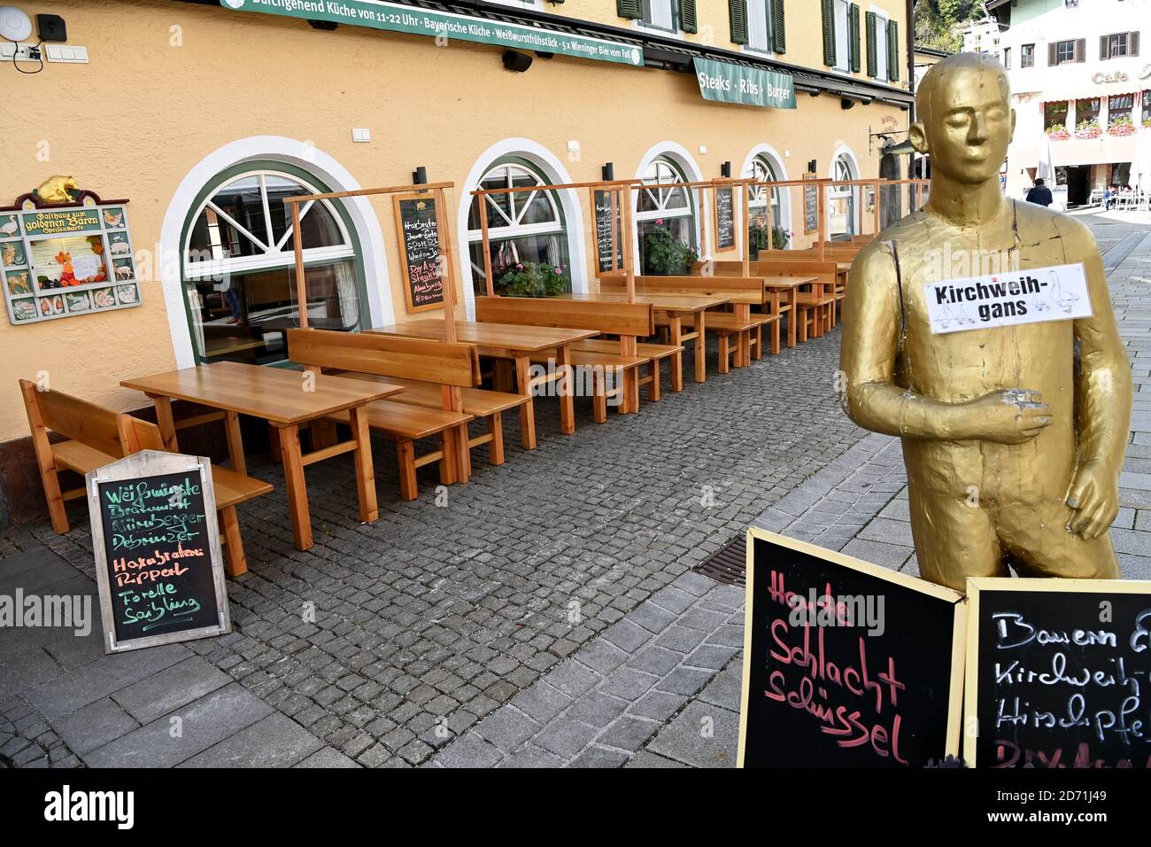 Berchtesgaden, Allemagne. 20 octobre 2020. Des tables et des bancs vides se trouvent en face d'un restaurant dans le centre du village. En raison du nombre élevé d'infections à Covid-19, les restrictions de sortie dans le district de Berchtesgadener Land entrent en vigueur à partir de 14.00 heures. Credit: Peter Kneffel/dpa/Alay Live News Banque D'Images