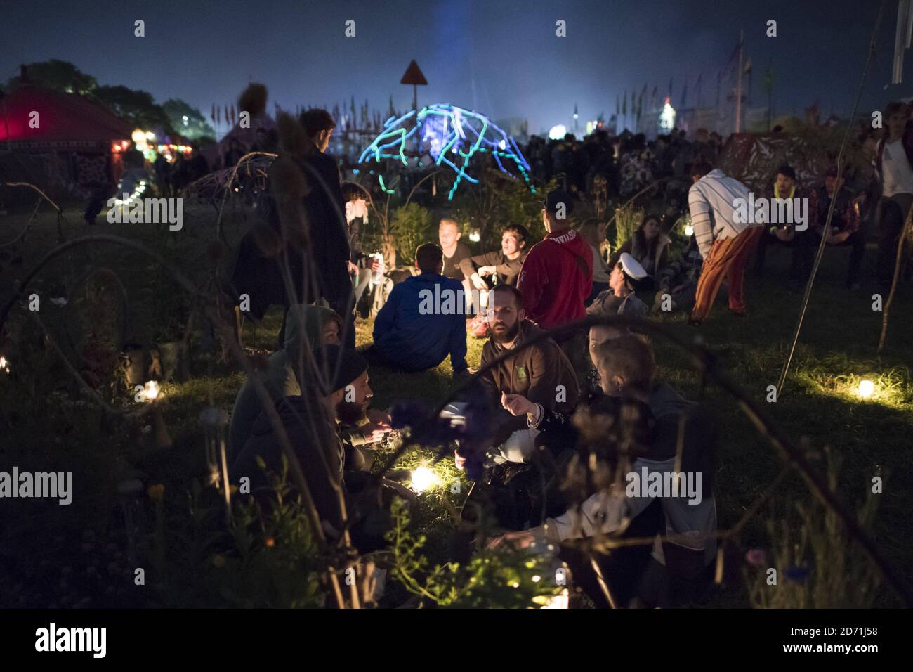 Festivalgoers dans la région de Green Fields au Glastonbury Festival à la ferme de digne dans le Somerset. Banque D'Images