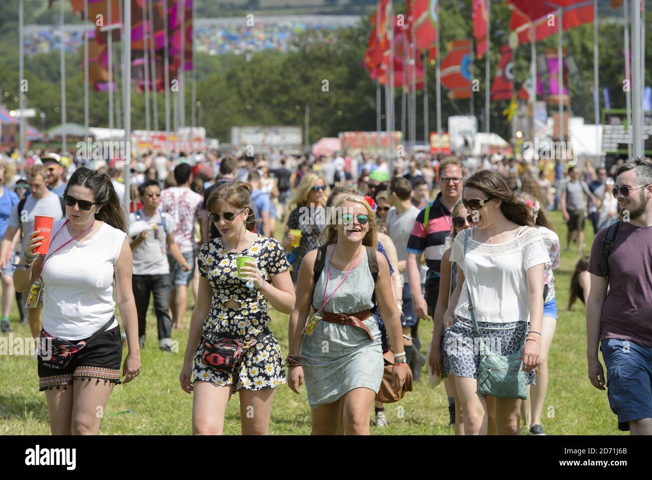 Les festivalgoers apprécient le temps ensoleillé au festival de Glastonbury à la ferme digne de Somerset. Banque D'Images