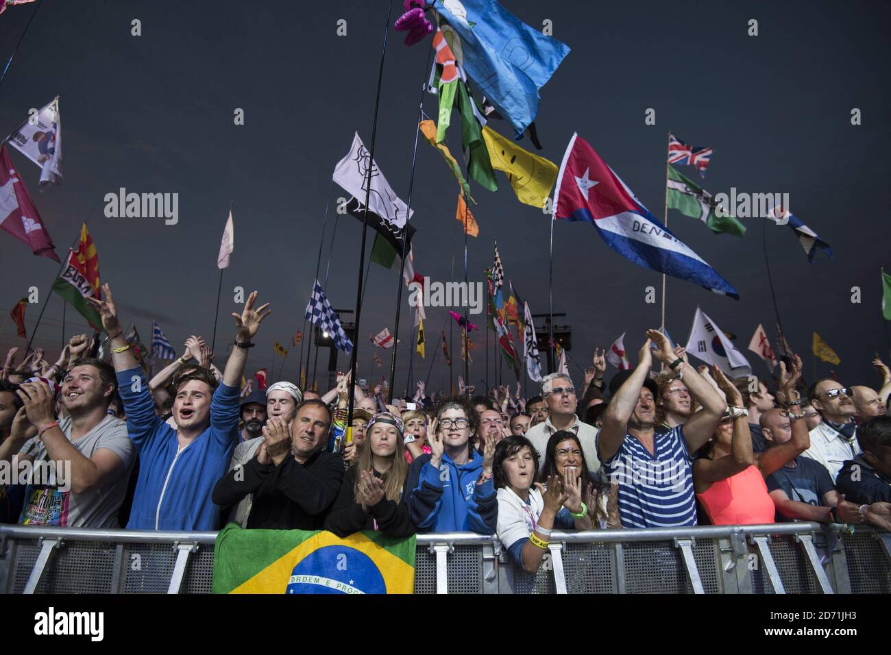 La foule au Glastonbury Festival, à la ferme digne de Somerset. Banque D'Images