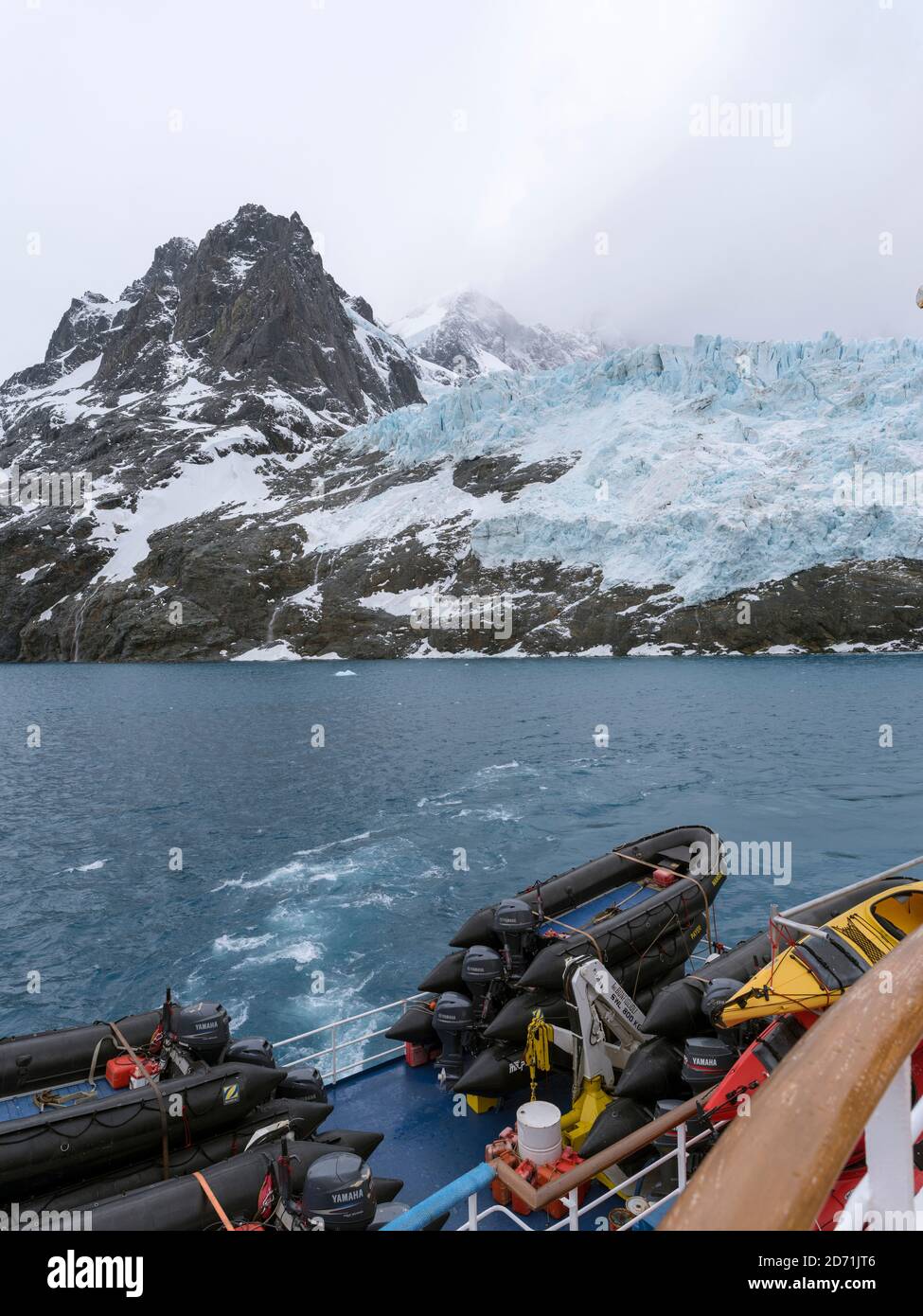 Glaciers du fjord de Drygalski à l'extrémité sud de la Géorgie du Sud. MS Sea Spirit au premier plan. Antarctique, Subantarctica, Géorgie du Sud, octobre Banque D'Images