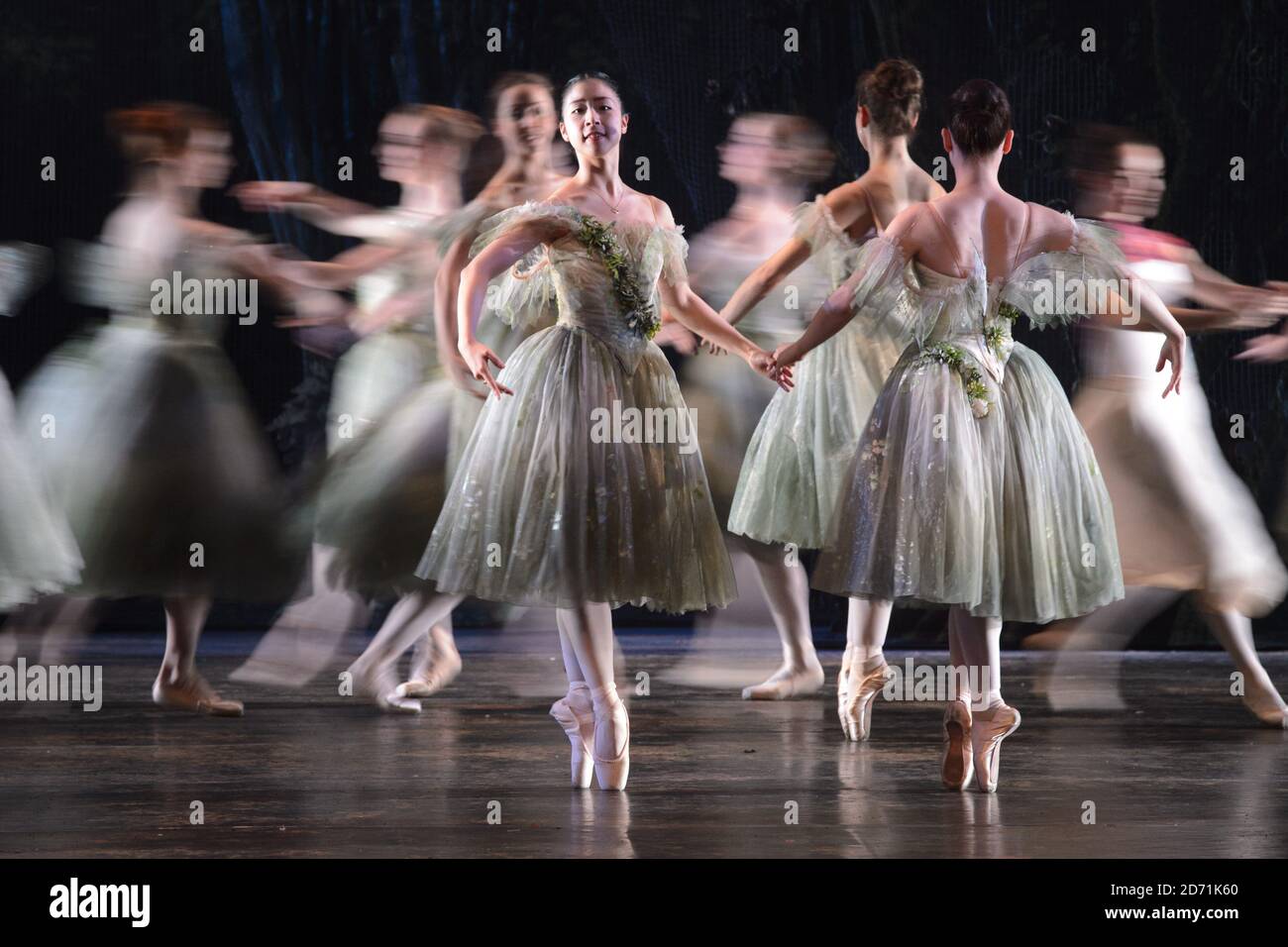 Des danseurs du Queensland Ballet se répètent avant l'ouverture de la Sylphide, au Coliseum, dans le centre de Londres. Le spectacle a lieu du 4-8 août. Banque D'Images