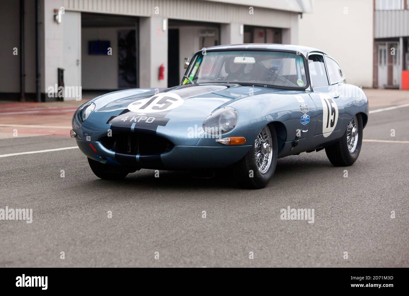 John Burton a conduit sa Jaguar E-Type 1961 lors de la séance de qualification pour le Trophée touristique RAC pour les voitures historiques (avant 63'). Banque D'Images