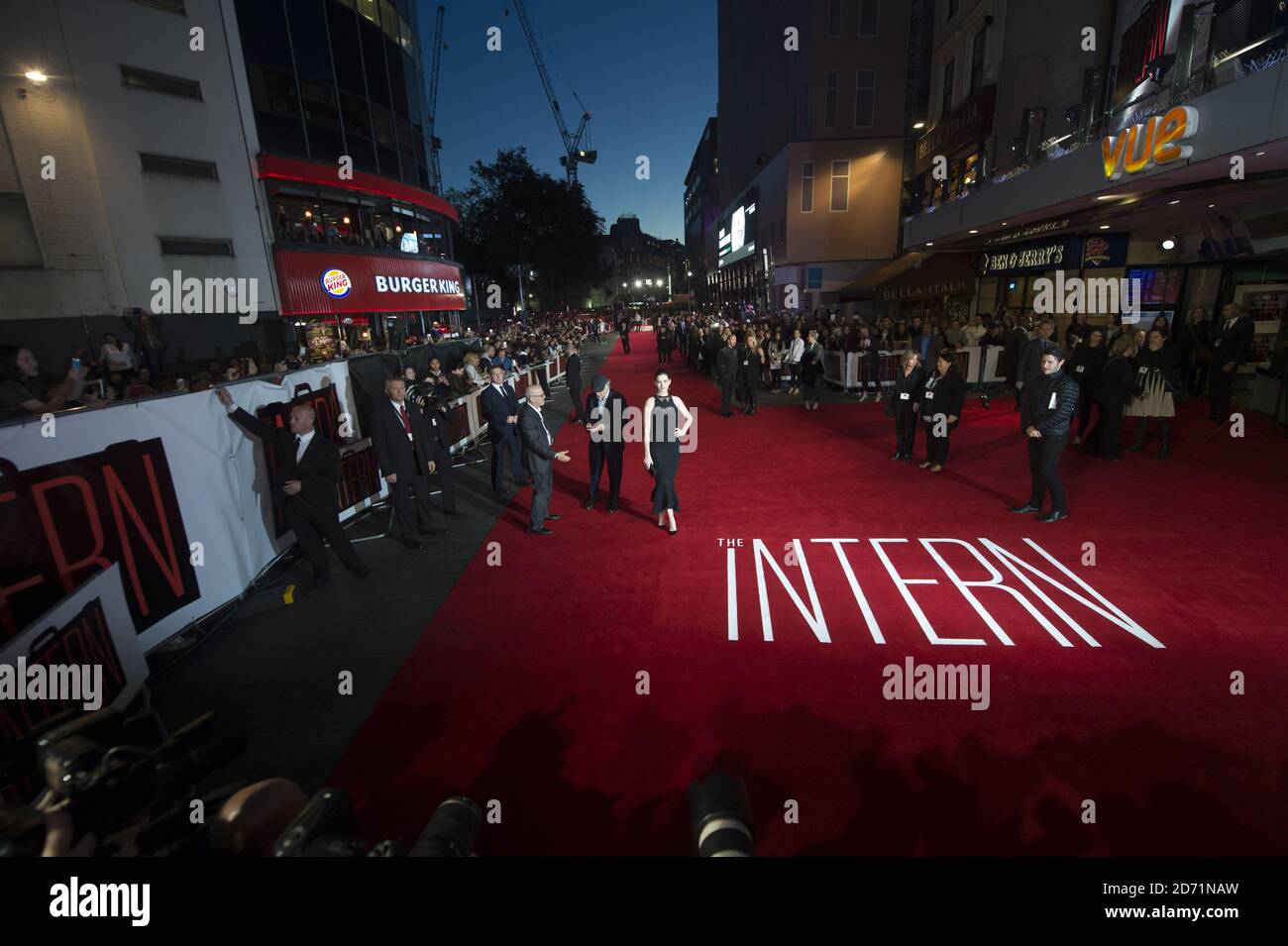 Anne Hathaway arrivée à la première de l'Intern, au cinéma vue de Leicester Square, Londres. Banque D'Images