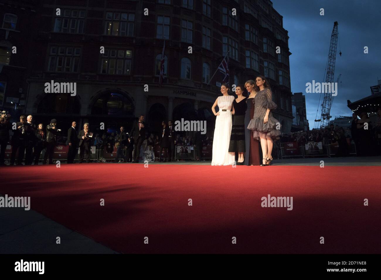 (De gauche à droite) Romola Garai, Helena Bonham carter, Anne-Marie Duff et Carey Mulligan assistent à la première suffragette qui a eu lieu lors du 59e BFI London film Festival à Odeon Cinema à Leicester Square, Londres. Banque D'Images