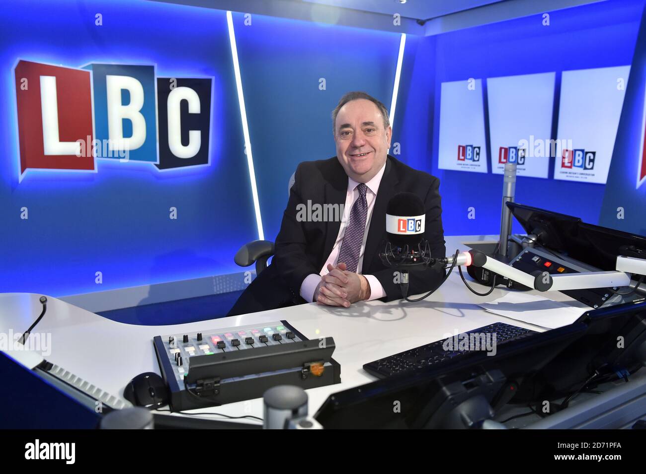 Alex Salmond photographié dans les studios LBC à Londres, où il organisera son propre spectacle hebdomadaire à partir du 13 janvier. « The Alex Salmond Phone-In on LBC » sera en ligne tous les mercredis de 16h à 16h30, pendant le spectacle d'Iain Dalé. Banque D'Images