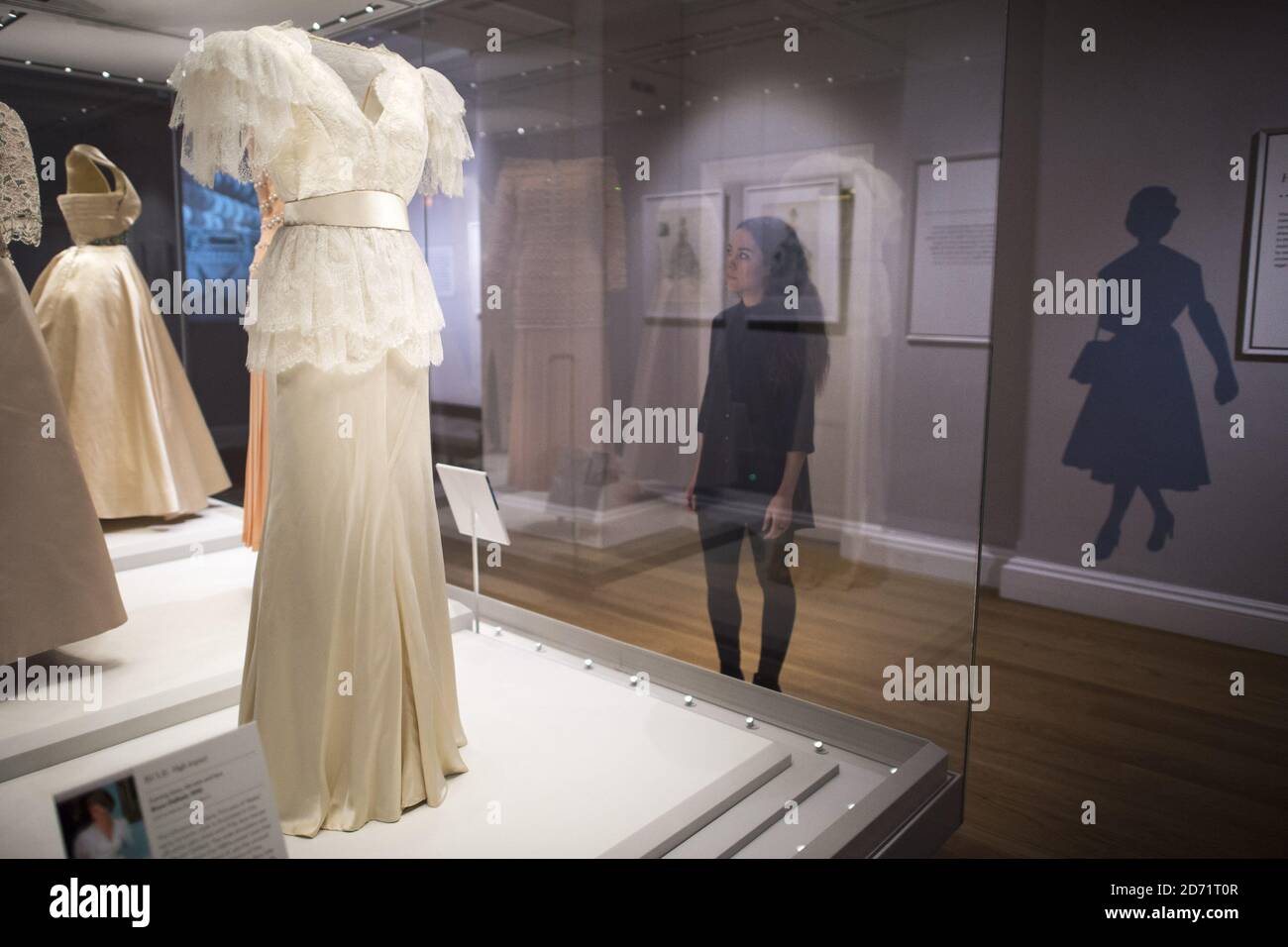 Une robe de soirée de Bruce Oldfield, portée par la princesse Diana,  présentée à la nouvelle exposition Fashion Rules, présentant des pièces des  collections de HM la Reine, la princesse Margaret et