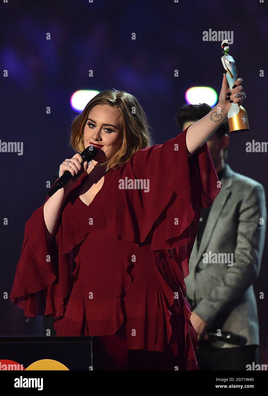 Adele avec le prix du meilleur artiste solo britannique Femlae sur scène lors des Brit Awards 2016 à l'O2 Arena, Londres. Banque D'Images