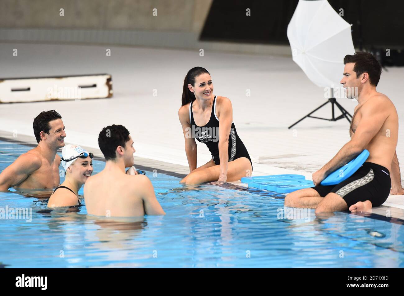 Kirsty Gallacher et Gethin Jones se joignent aux nageurs olympiques Michael Jamieson, Siobhan O'Connor et James Guy pour lancer la campagne « vive in » de Speedo, au centre aquatique du parc olympique de Londres, à Stratford. La campagne offre des sessions de natation gratuites pour aider les gens à se mettre en forme par la natation. Banque D'Images