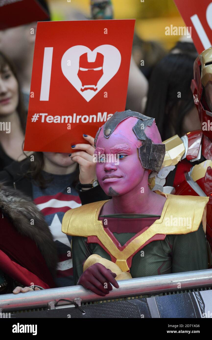 Fans assistant à Captain America : première européenne de la guerre civile organisée au vue Westfield à Shepherd's Bush, Londres. Banque D'Images