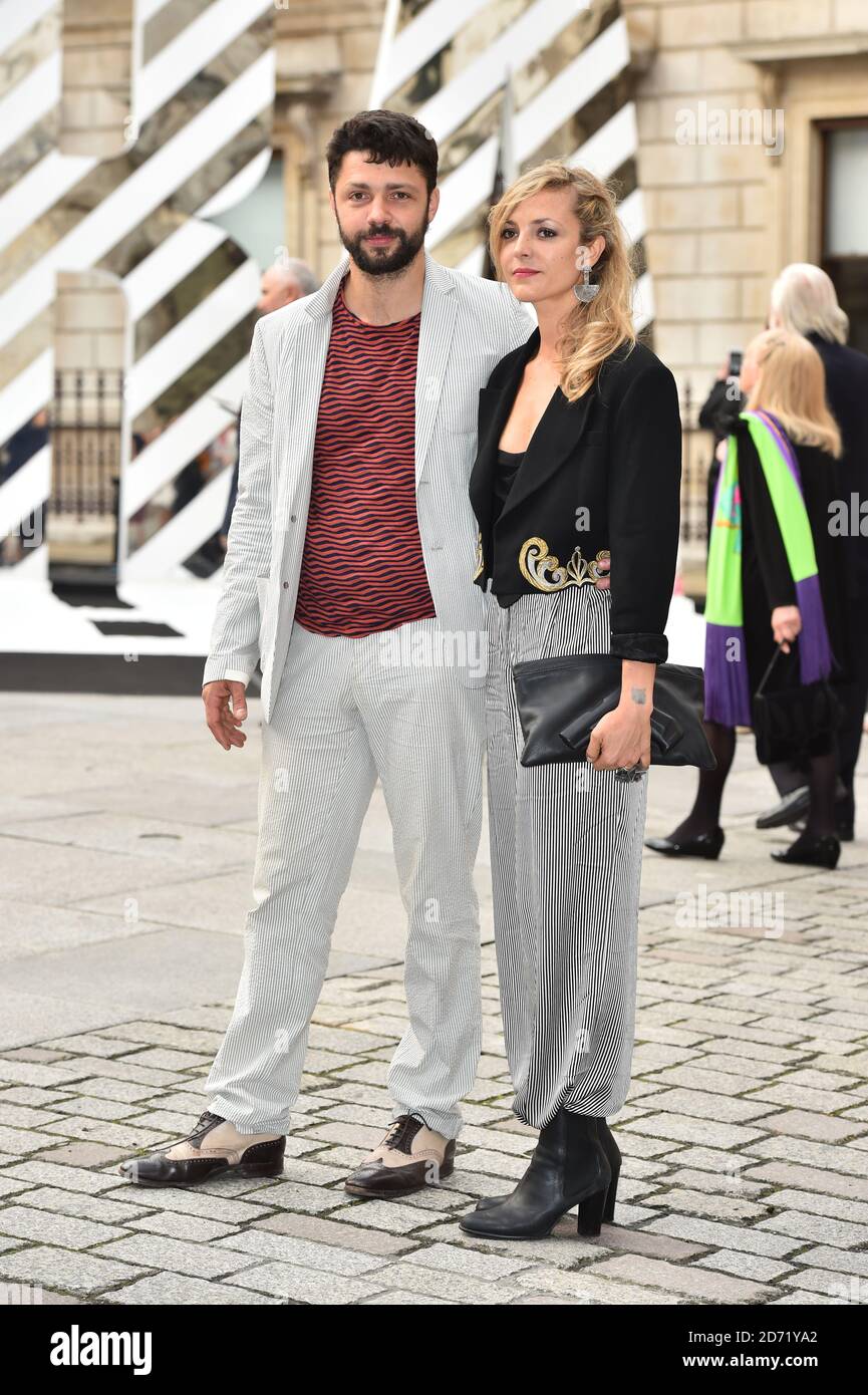 Conrad Shawcross et Carolina Mazzolari participant à la soirée de prévisualisation de l'exposition d'été de la Royal Academy of Arts, Burlington Gardens, Londres. (Crédit : Matt Crossick/EMPICS Entertainment) Banque D'Images