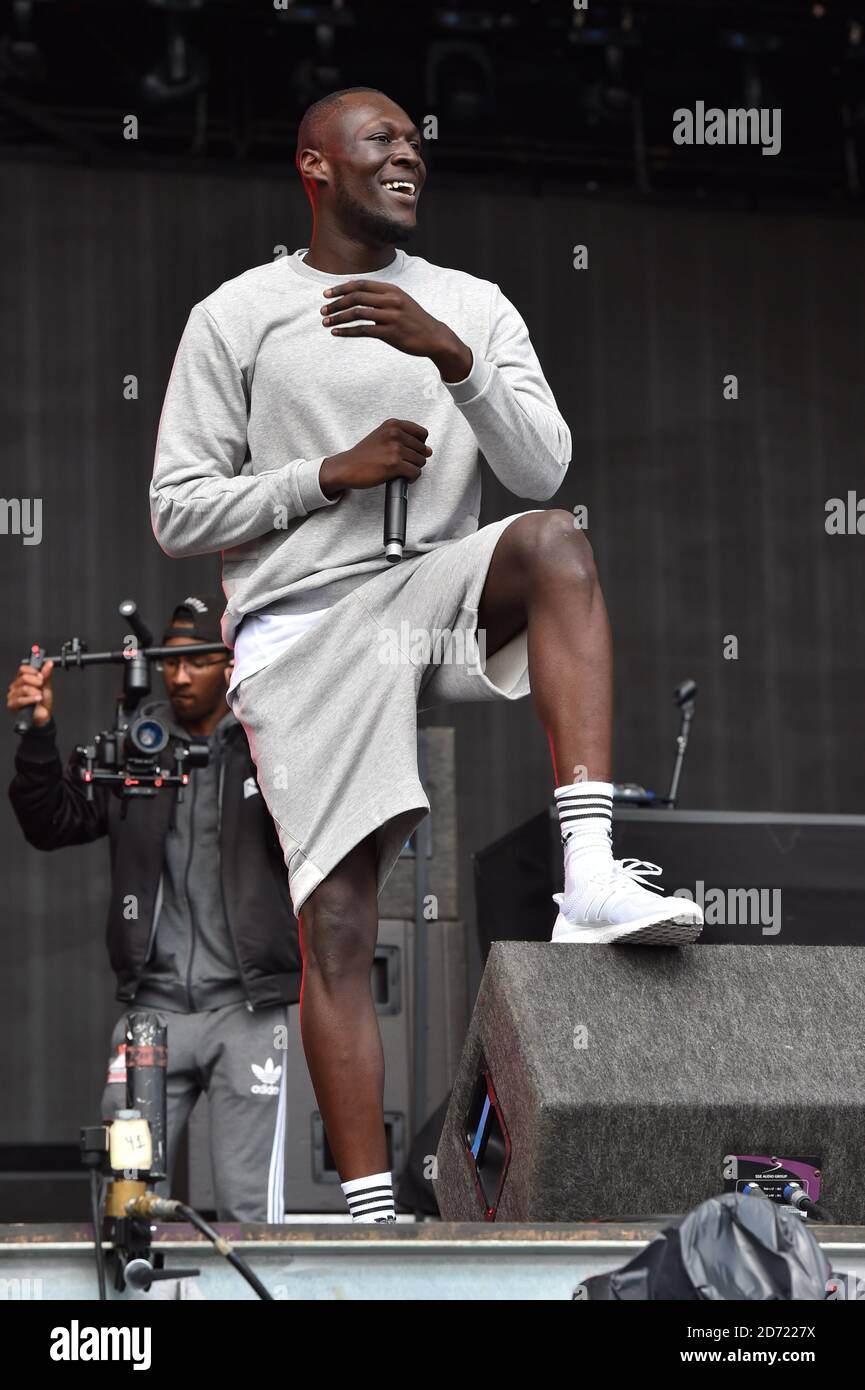 Stormzy se exécutant sur la scène principale pendant le V Festival à Hylands Park à Chelmsford, Essex. Banque D'Images