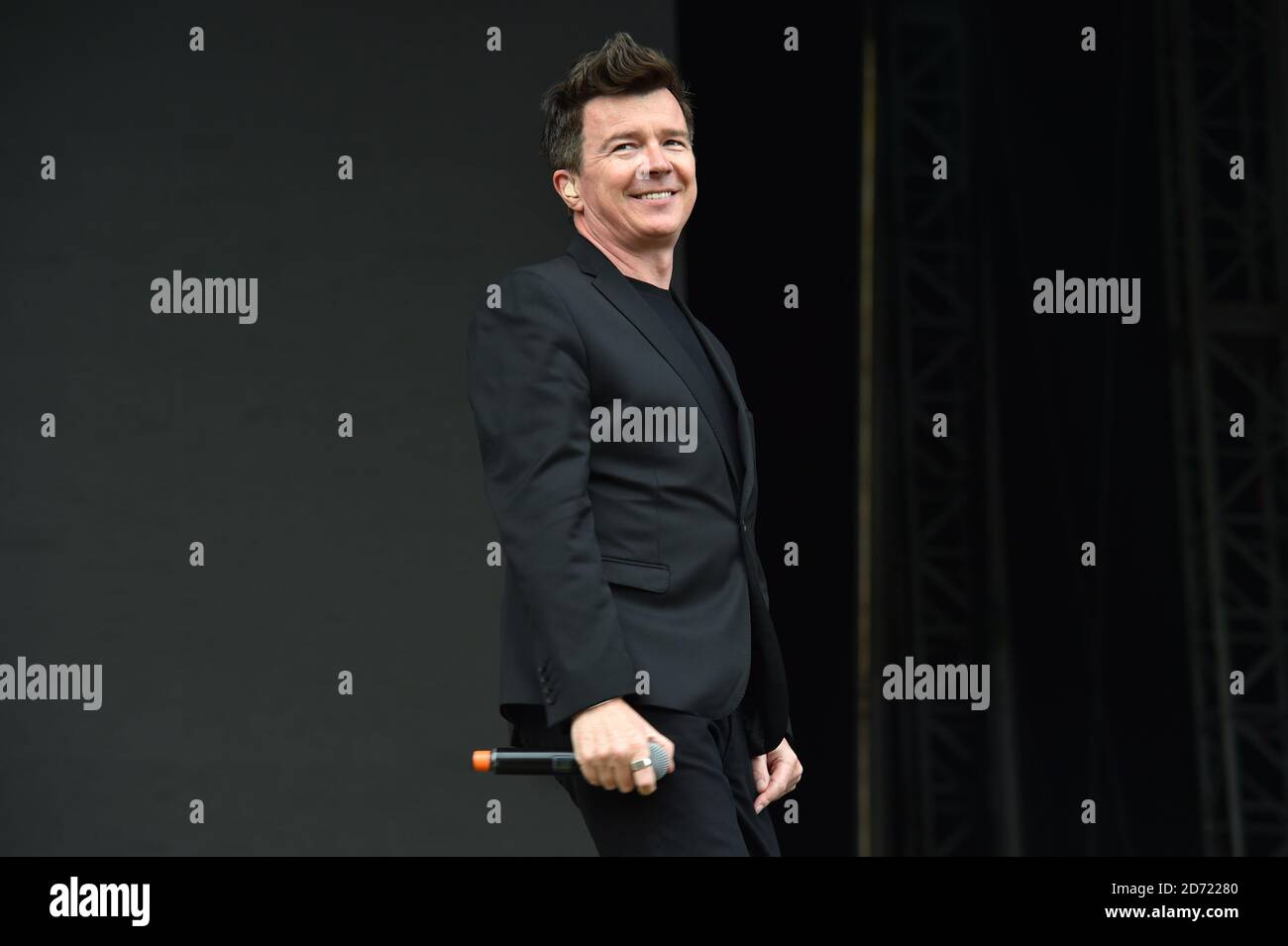 Rick Astley en train de jouer pendant le V Festival à Hylands Park à Chelmsford, Essex. Banque D'Images