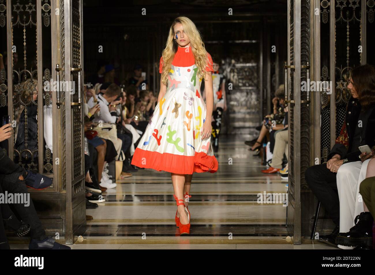 Alice Dellal sur la passerelle lors du spectacle de la semaine de la mode de Londres du printemps/été 2017 de PAM Hogg, qui s'est tenu au Freemasonss' Hall, Londres. Date de la photo : vendredi 16 septembre 2016. Le crédit photo devrait se lire: Matt Crossick/ EMPICS Entertainment. Banque D'Images