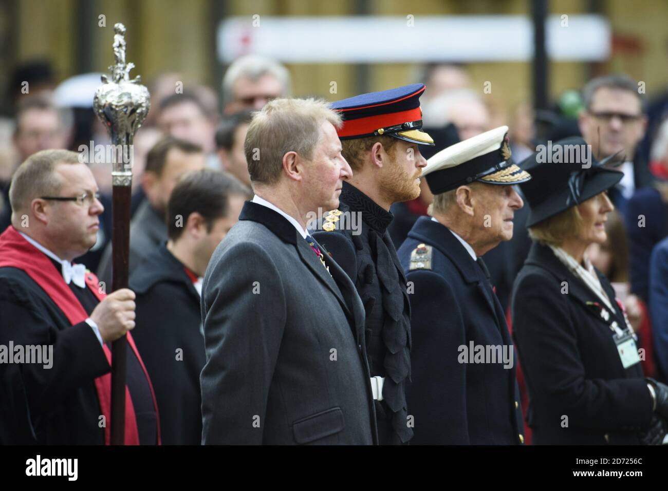 Le prince Harry et le duc d'Édimbourg photographiés à l'abbaye de Westminster à Londres, où ils ont visité le champ du souvenir, observé un silence de deux minutes et rencontré des anciens combattants de conflits passés et plus récents. Date de la photo: Jeudi 10 novembre 2016. Le crédit photo devrait se lire: Matt Crossick/ EMPICS Entertainment. Banque D'Images