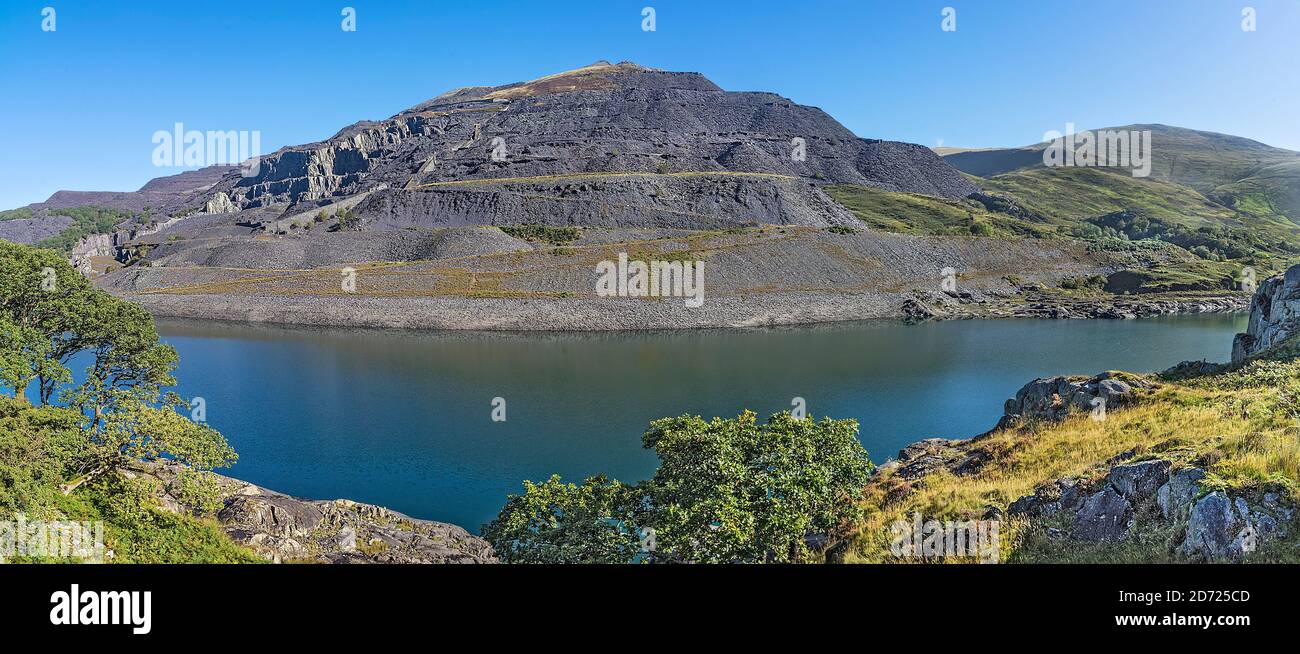 Carrière d'ardoise désutilisée de Dinorwic vue à travers le réservoir de Llyn Peris Le sommet d'Elidir Fawr Llanberis North Wales UK septembre 2019 119697 Banque D'Images