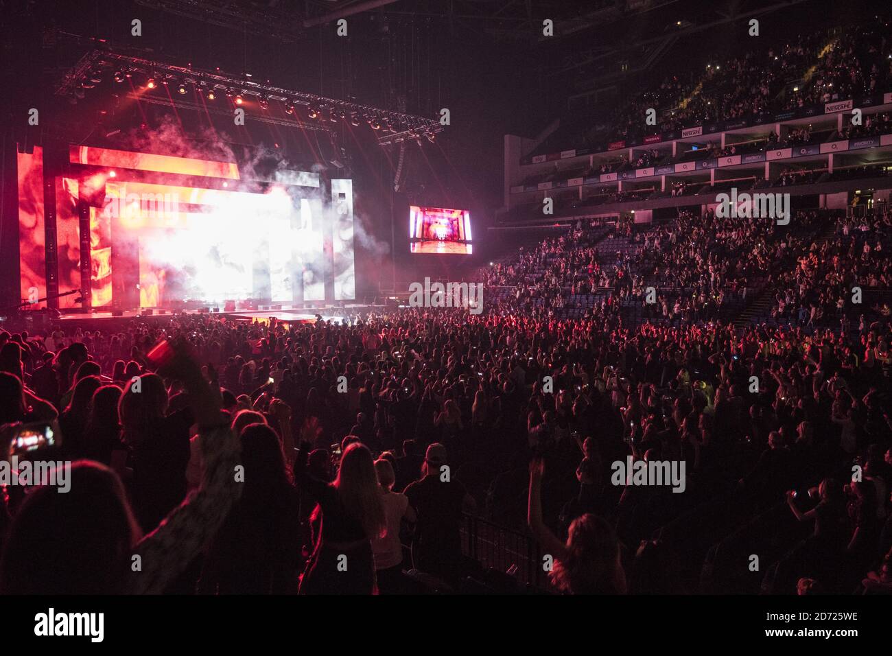 La foule regarde Martin Garrix jouer pendant le Jingle Bell ball de Capital avec Coca-Cola à l'O2 Arena de Londres. Date de la photo: Dimanche 4 décembre 2016. Le crédit photo devrait se lire: Matt Crossick/ EMPICS Entertainment. Banque D'Images