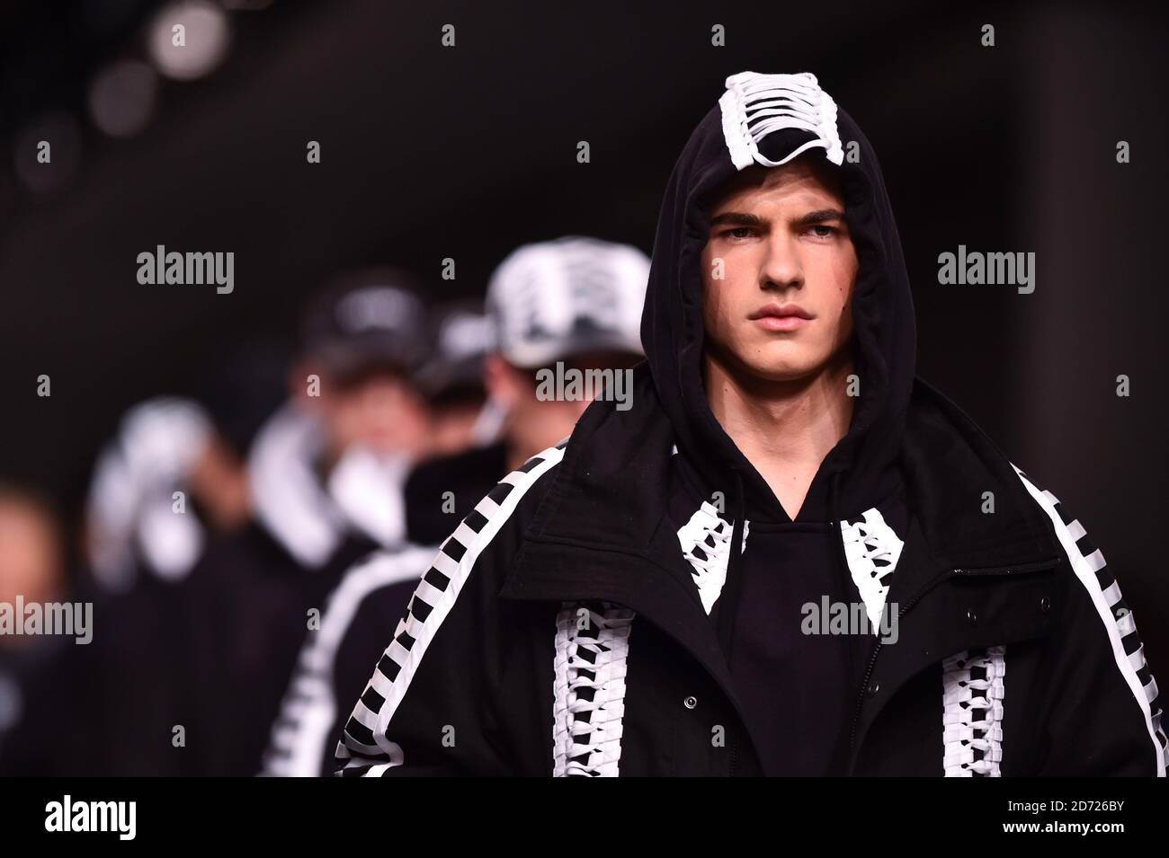 Modèles sur la passerelle pendant le salon AW17 de la semaine de la mode de Londres de KTZ tenu au 180 Strand, Londres. Date de la photo: Dimanche 8 janvier 2016. Le crédit photo devrait se lire: Matt Crossick/ EMPICS Entertainment. Banque D'Images
