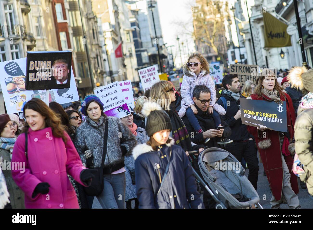 Des manifestants descendent la rue St James's lors de la Marche des femmes à Londres, où les manifestants ont défilé pour promouvoir les droits des femmes à la suite des résultats des élections américaines. Date de la photo: Samedi 21 janvier 2017. Le crédit photo devrait se lire: Matt Crossick/ EMPICS Entertainment. Banque D'Images